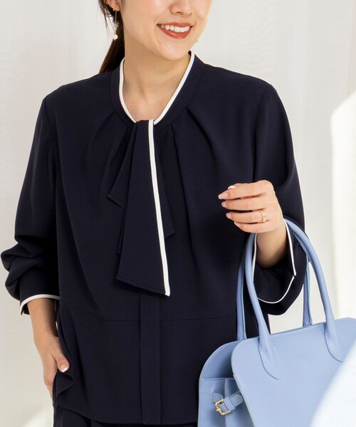 NOLLEY’S（ノーリーズ）の「《セットアップ対応》ウォッシャブルストレッチジョーゼットボウタイ風ペプラムブラウス（シャツ/ブラウス・レディース・ネイビー/オフホワイト/ブラック・36/38）」の3枚目の写真