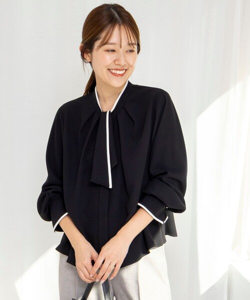 NOLLEY’S（ノーリーズ）の「《セットアップ対応》ウォッシャブルストレッチジョーゼットボウタイ風ペプラムブラウス（シャツ/ブラウス・レディース・ネイビー/オフホワイト/ブラック・36/38）」の4枚目の写真