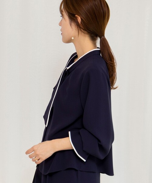 NOLLEY’S（ノーリーズ）の「《セットアップ対応》ウォッシャブルストレッチジョーゼットボウタイ風ペプラムブラウス（シャツ/ブラウス・レディース・ネイビー/オフホワイト/ブラック・36/38）」の8枚目の写真