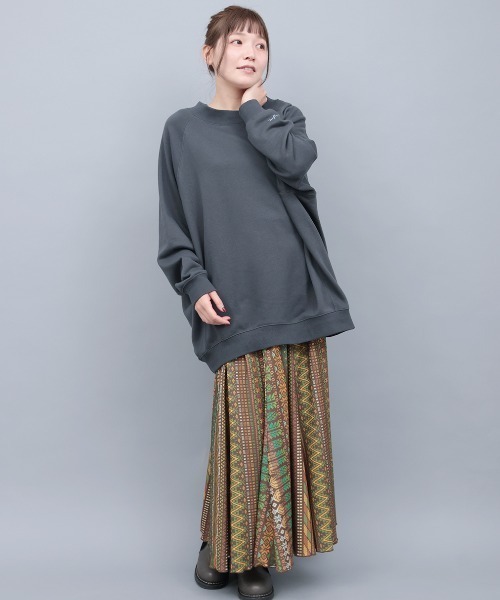 チチカカ（チチカカ）の「バックロゴエンブロイダリーオーバーサイズプルオーバー（スウェット・レディース・オートミール/チャコールグレー/オレンジ・FREE）」の21枚目の写真