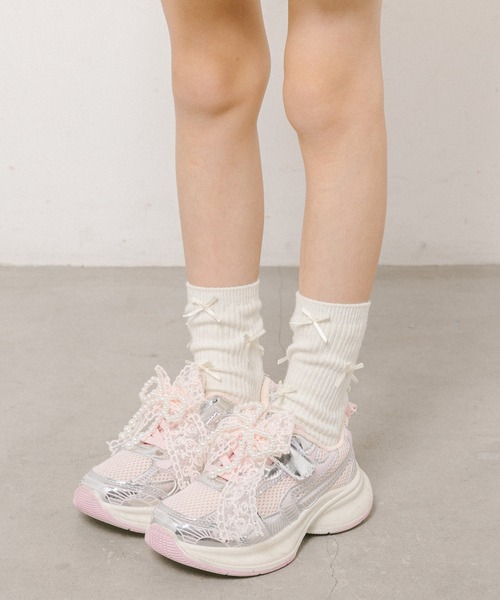 URBAN CHERRY(アーバンチェリー)の「【リボンチャーム付き】メタルダッドスニーカー(スニーカー・キッズ・ピンク/ホワイト・22.5cm/18.5cm/20.5cm/21.5cm/22.0cm/19.5cm/18.0cm/19.0cm/20.0cm/21.0cm)」の3枚目の写真