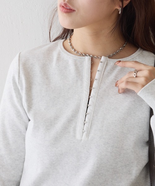 COLONY 2139（コロニートゥーワンスリーナイン）の「ホックヘンリーネックフライスプルオーバー（Tシャツ/カットソー・レディース・ブラック/チャコールグレー/ホワイト/ライトグレー・FREE）」の4枚目の写真
