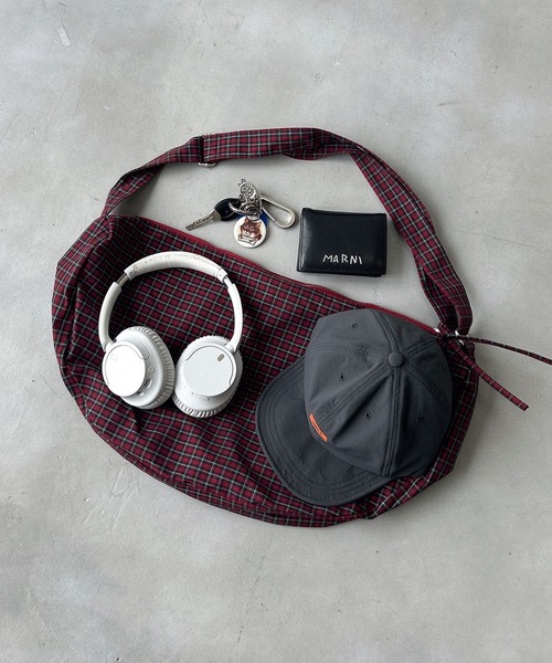 TONER（トナー）の「チェック柄ショルダーバッグ/ロゴプレート付き（ショルダーバッグ・レディース・ブラック/レッド・FREE）」の3枚目の写真