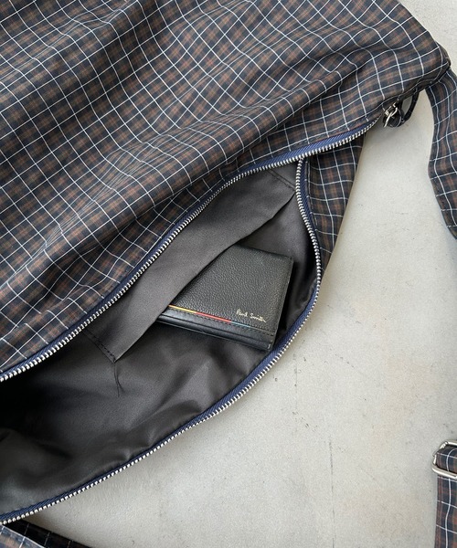 TONER（トナー）の「チェック柄ショルダーバッグ/ロゴプレート付き（ショルダーバッグ・レディース・ブラック/レッド・FREE）」の11枚目の写真