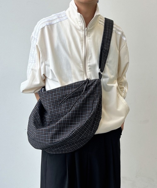 TONER（トナー）の「チェック柄ショルダーバッグ/ロゴプレート付き（ショルダーバッグ・レディース・ブラック/レッド・FREE）」の8枚目の写真