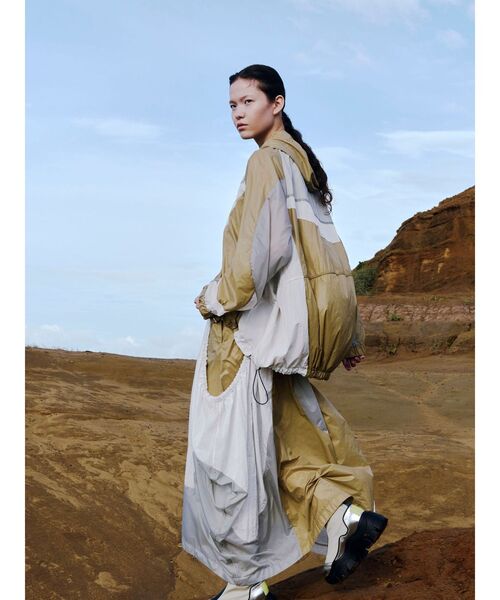 UN3D.(アンスリード)の「WAVE PATCHWORK WINDBREAKER / ウェーブパッチワークウインドブレーカー(ナイロンジャケット・レディース・ブラック/ベージュ/グレー・FREE)」の4枚目の写真