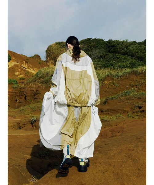 UN3D.(アンスリード)の「WAVE PATCHWORK WINDBREAKER / ウェーブパッチワークウインドブレーカー(ナイロンジャケット・レディース・ブラック/ベージュ/グレー・FREE)」の5枚目の写真