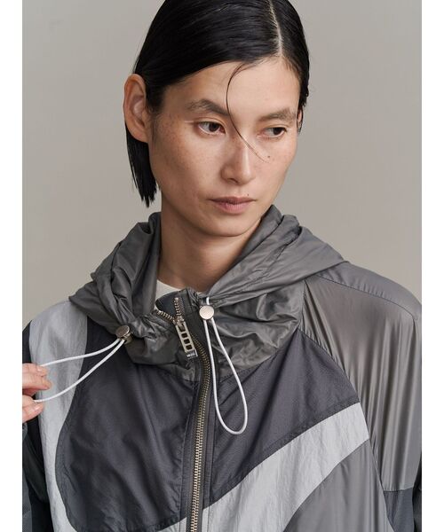 UN3D.(アンスリード)の「WAVE PATCHWORK WINDBREAKER / ウェーブパッチワークウインドブレーカー(ナイロンジャケット・レディース・ブラック/ベージュ/グレー・FREE)」の9枚目の写真