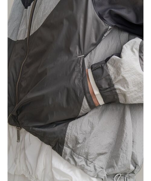 UN3D.(アンスリード)の「WAVE PATCHWORK WINDBREAKER / ウェーブパッチワークウインドブレーカー(ナイロンジャケット・レディース・ブラック/ベージュ/グレー・FREE)」の11枚目の写真