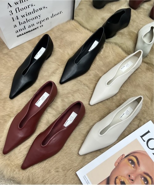 AMELY（エミリー）の「ポインテッドトゥ Vカット フラットパンプス（パンプス・レディース・ブラック/ワインレッド/ホワイト・37/36/35/39/38）」の4枚目の写真