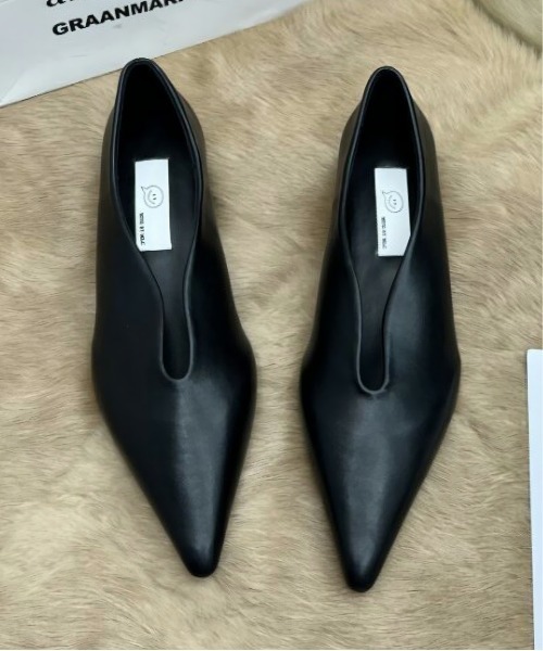 AMELY（エミリー）の「ポインテッドトゥ Vカット フラットパンプス（パンプス・レディース・ブラック/ワインレッド/ホワイト・37/36/35/39/38）」の10枚目の写真