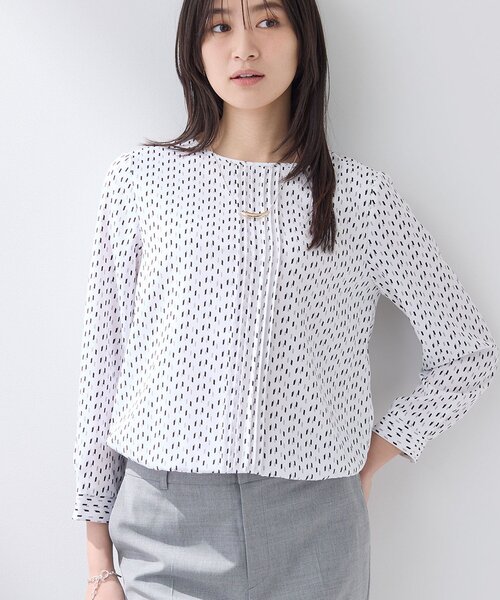 INDIVI(インディヴィ)の「【通勤/セレモニー】タックデザインブラウス(シャツ/ブラウス・レディース・ホワイト系その他/ホワイト系1・05/40/38/36/15 /13)」の1枚目の写真