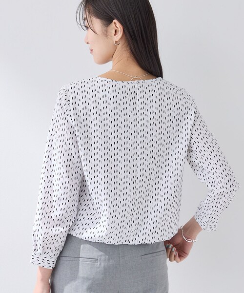INDIVI(インディヴィ)の「【通勤/セレモニー】タックデザインブラウス(シャツ/ブラウス・レディース・ホワイト系その他/ホワイト系1・05/40/38/36/15 /13)」の4枚目の写真