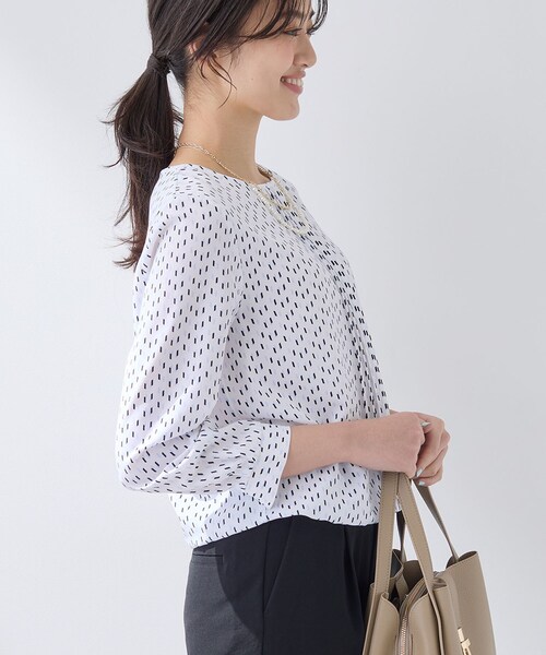 INDIVI(インディヴィ)の「【通勤/セレモニー】タックデザインブラウス(シャツ/ブラウス・レディース・ホワイト系その他/ホワイト系1・05/40/38/36/15 /13)」の8枚目の写真