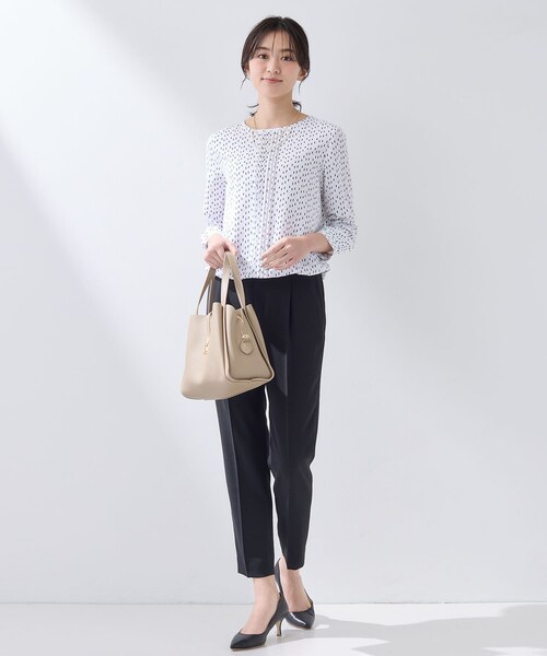 INDIVI(インディヴィ)の「【通勤/セレモニー】タックデザインブラウス(シャツ/ブラウス・レディース・ホワイト系その他/ホワイト系1・05/40/38/36/15 /13)」の9枚目の写真