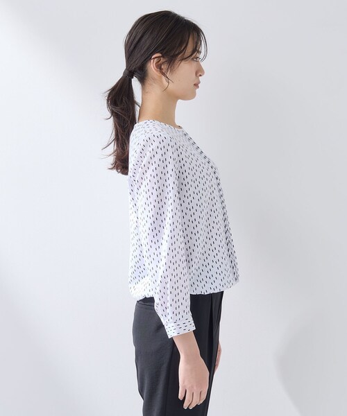 INDIVI(インディヴィ)の「【通勤/セレモニー】タックデザインブラウス(シャツ/ブラウス・レディース・ホワイト系その他/ホワイト系1・05/40/38/36/15 /13)」の13枚目の写真