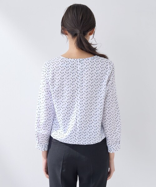 INDIVI(インディヴィ)の「【通勤/セレモニー】タックデザインブラウス(シャツ/ブラウス・レディース・ホワイト系その他/ホワイト系1・05/40/38/36/15 /13)」の14枚目の写真