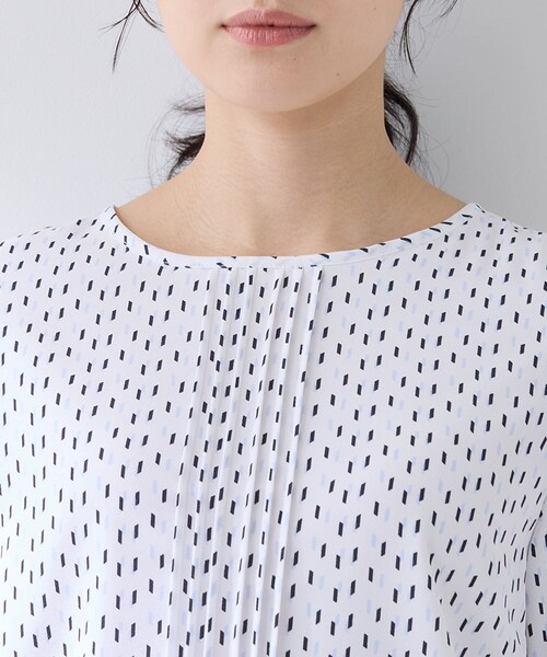 INDIVI(インディヴィ)の「【通勤/セレモニー】タックデザインブラウス(シャツ/ブラウス・レディース・ホワイト系その他/ホワイト系1・05/40/38/36/15 /13)」の15枚目の写真