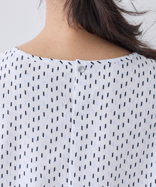 INDIVI(インディヴィ)の「【通勤/セレモニー】タックデザインブラウス(シャツ/ブラウス・レディース・ホワイト系その他/ホワイト系1・05/40/38/36/15 /13)」の16枚目の写真