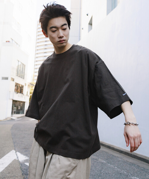 FREAK'S STORE(フリークスストア)の「CHOW DOWN/チャウダウン 限定展開 ビッグシルエット ワンポイント クルーネック Tシャツ / ワイドシルエット(Tシャツ/カットソー・メンズ・ホワイト/アッシュグレー/ブラウン/ブラック/スミクロ/グレイッシュベージュ・LARGE/MEDIUM/SMALL)」の5枚目の写真