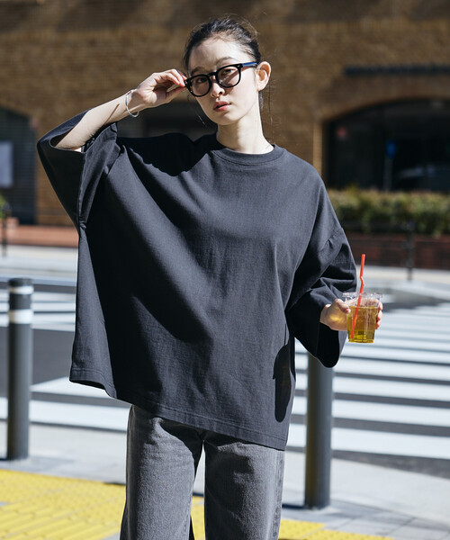 FREAK'S STORE(フリークスストア)の「CHOW DOWN/チャウダウン 限定展開 ビッグシルエット ワンポイント クルーネック Tシャツ / ワイドシルエット(Tシャツ/カットソー・メンズ・ホワイト/アッシュグレー/ブラウン/ブラック/スミクロ/グレイッシュベージュ・LARGE/MEDIUM/SMALL)」の3枚目の写真