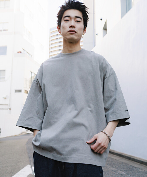 FREAK'S STORE(フリークスストア)の「CHOW DOWN/チャウダウン 限定展開 ビッグシルエット ワンポイント クルーネック Tシャツ / ワイドシルエット(Tシャツ/カットソー・メンズ・ホワイト/アッシュグレー/ブラウン/ブラック/スミクロ/グレイッシュベージュ・LARGE/MEDIUM/SMALL)」の6枚目の写真