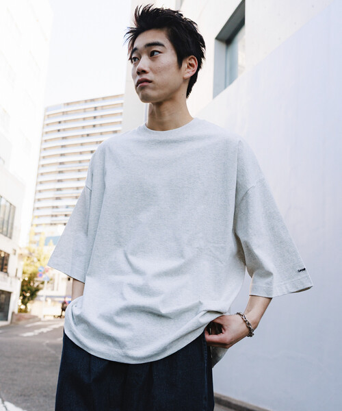 FREAK'S STORE(フリークスストア)の「CHOW DOWN/チャウダウン 限定展開 ビッグシルエット ワンポイント クルーネック Tシャツ / ワイドシルエット(Tシャツ/カットソー・メンズ・ホワイト/アッシュグレー/ブラウン/ブラック/スミクロ/グレイッシュベージュ・LARGE/MEDIUM/SMALL)」の4枚目の写真