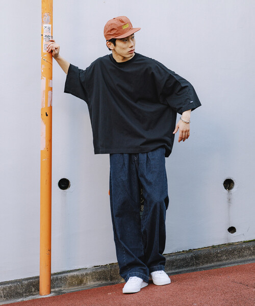 FREAK'S STORE(フリークスストア)の「CHOW DOWN/チャウダウン 限定展開 ビッグシルエット ワンポイント クルーネック Tシャツ / ワイドシルエット(Tシャツ/カットソー・メンズ・ホワイト/アッシュグレー/ブラウン/ブラック/スミクロ/グレイッシュベージュ・LARGE/MEDIUM/SMALL)」の2枚目の写真