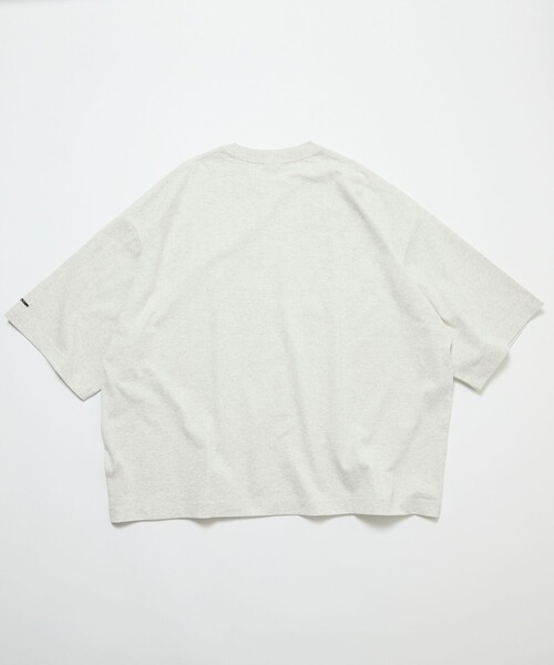 FREAK'S STORE(フリークスストア)の「CHOW DOWN/チャウダウン 限定展開 ビッグシルエット ワンポイント クルーネック Tシャツ / ワイドシルエット(Tシャツ/カットソー・メンズ・ホワイト/アッシュグレー/ブラウン/ブラック/スミクロ/グレイッシュベージュ・LARGE/MEDIUM/SMALL)」の9枚目の写真