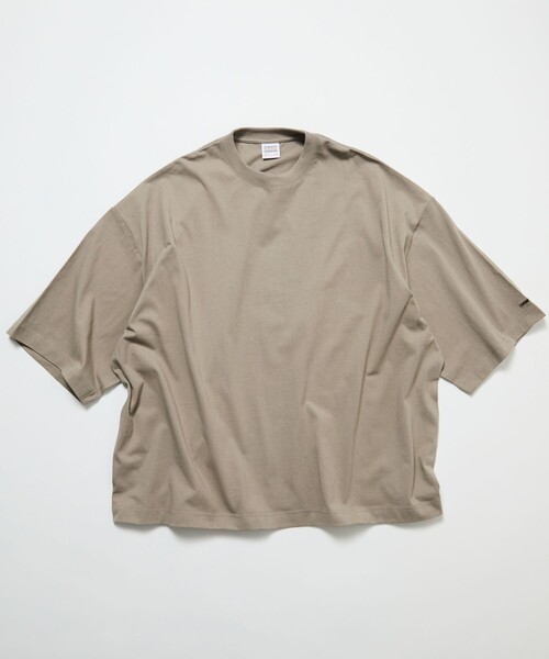FREAK'S STORE(フリークスストア)の「CHOW DOWN/チャウダウン 限定展開 ビッグシルエット ワンポイント クルーネック Tシャツ / ワイドシルエット(Tシャツ/カットソー・メンズ・ホワイト/アッシュグレー/ブラウン/ブラック/スミクロ/グレイッシュベージュ・LARGE/MEDIUM/SMALL)」の15枚目の写真