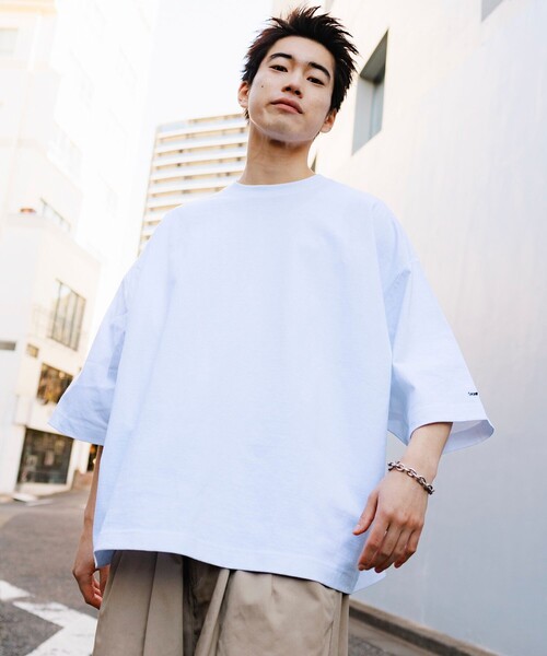 FREAK'S STORE(フリークスストア)の「CHOW DOWN/チャウダウン 限定展開 ビッグシルエット ワンポイント クルーネック Tシャツ / ワイドシルエット(Tシャツ/カットソー・メンズ・ホワイト/アッシュグレー/ブラウン/ブラック/スミクロ/グレイッシュベージュ・LARGE/MEDIUM/SMALL)」の22枚目の写真