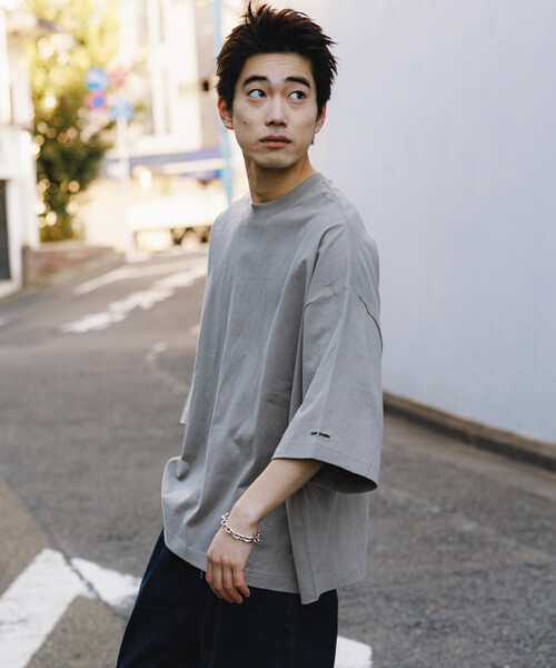 FREAK'S STORE(フリークスストア)の「CHOW DOWN/チャウダウン 限定展開 ビッグシルエット ワンポイント クルーネック Tシャツ / ワイドシルエット(Tシャツ/カットソー・メンズ・ホワイト/アッシュグレー/ブラウン/ブラック/スミクロ/グレイッシュベージュ・LARGE/MEDIUM/SMALL)」の11枚目の写真