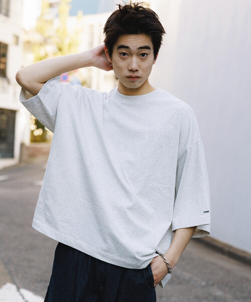 FREAK'S STORE(フリークスストア)の「CHOW DOWN/チャウダウン 限定展開 ビッグシルエット ワンポイント クルーネック Tシャツ / ワイドシルエット(Tシャツ/カットソー・メンズ・ホワイト/アッシュグレー/ブラウン/ブラック/スミクロ/グレイッシュベージュ・LARGE/MEDIUM/SMALL)」の15枚目の写真