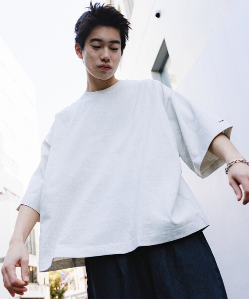 FREAK'S STORE(フリークスストア)の「CHOW DOWN/チャウダウン 限定展開 ビッグシルエット ワンポイント クルーネック Tシャツ / ワイドシルエット(Tシャツ/カットソー・メンズ・ホワイト/アッシュグレー/ブラウン/ブラック/スミクロ/グレイッシュベージュ・LARGE/MEDIUM/SMALL)」の16枚目の写真