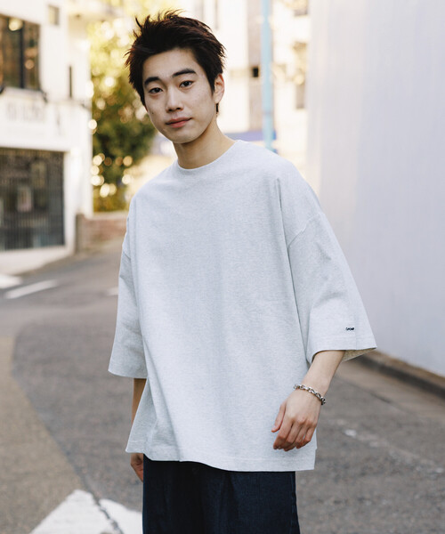 FREAK'S STORE(フリークスストア)の「CHOW DOWN/チャウダウン 限定展開 ビッグシルエット ワンポイント クルーネック Tシャツ / ワイドシルエット(Tシャツ/カットソー・メンズ・ホワイト/アッシュグレー/ブラウン/ブラック/スミクロ/グレイッシュベージュ・LARGE/MEDIUM/SMALL)」の18枚目の写真