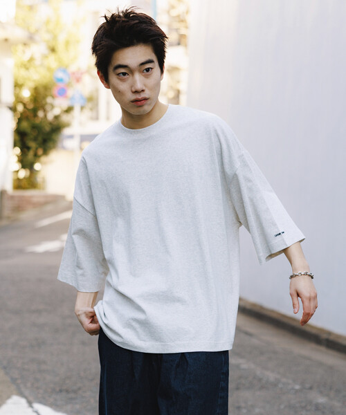 FREAK'S STORE(フリークスストア)の「CHOW DOWN/チャウダウン 限定展開 ビッグシルエット ワンポイント クルーネック Tシャツ / ワイドシルエット(Tシャツ/カットソー・メンズ・ホワイト/アッシュグレー/ブラウン/ブラック/スミクロ/グレイッシュベージュ・LARGE/MEDIUM/SMALL)」の21枚目の写真