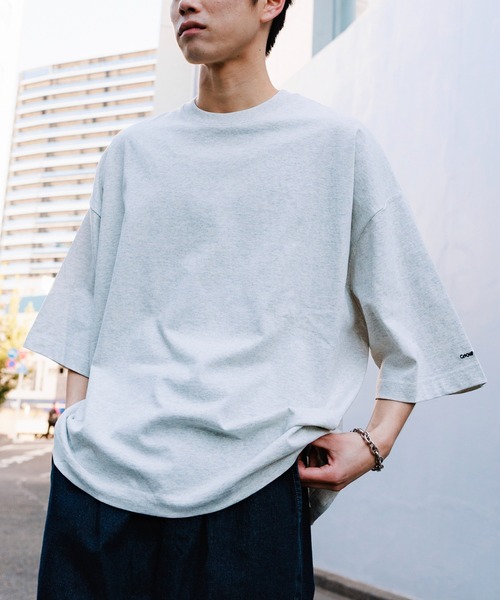 FREAK'S STORE(フリークスストア)の「CHOW DOWN/チャウダウン 限定展開 ビッグシルエット ワンポイント クルーネック Tシャツ / ワイドシルエット(Tシャツ/カットソー・メンズ・ホワイト/アッシュグレー/ブラウン/ブラック/スミクロ/グレイッシュベージュ・LARGE/MEDIUM/SMALL)」の4枚目の写真