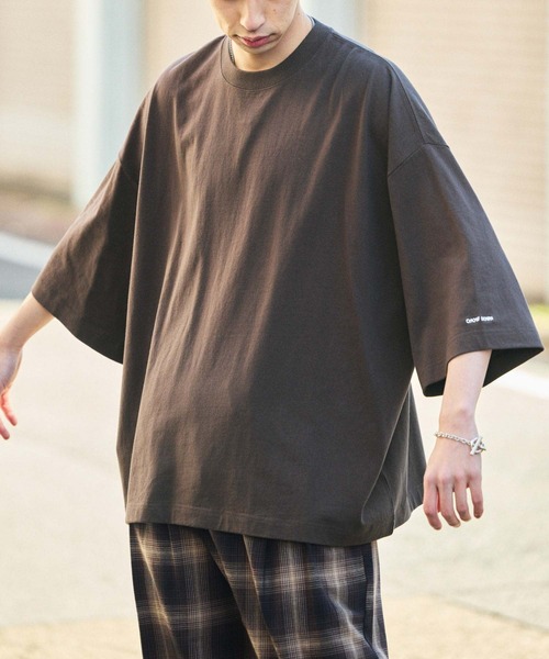 FREAK'S STORE(フリークスストア)の「CHOW DOWN/チャウダウン 限定展開 ビッグシルエット ワンポイント クルーネック Tシャツ / ワイドシルエット(Tシャツ/カットソー・メンズ・ホワイト/アッシュグレー/ブラウン/ブラック/スミクロ/グレイッシュベージュ・LARGE/MEDIUM/SMALL)」の10枚目の写真
