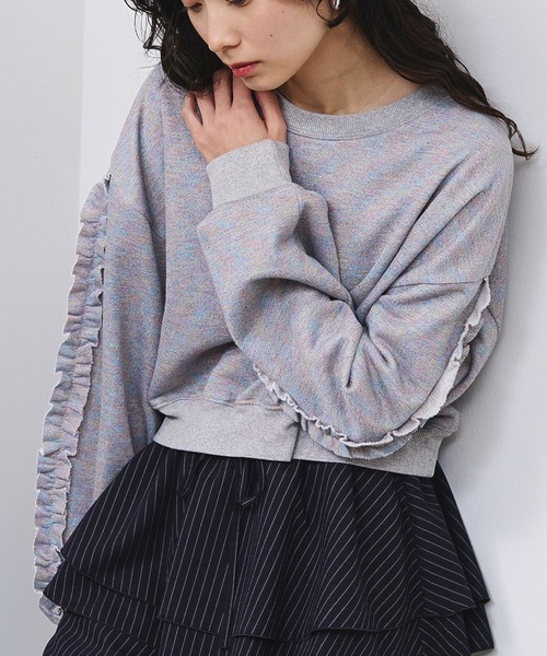 ROSE BUD(ローズバッド)の「LAME RUFFLE SLEEVE SWEAT(スウェット・レディース・ブラック/グレー・ONE SIZE)」の1枚目の写真