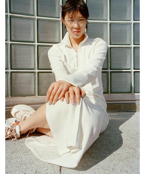 CODE A（コードエー）の「high neck jersey dress（ワンピース・レディース・ベージュ/チャコールグレー/ホワイト・00）」の4枚目の写真