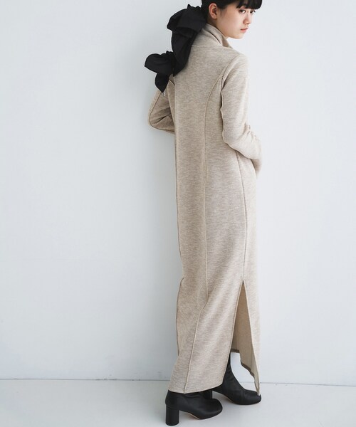 CODE A（コードエー）の「high neck jersey dress（ワンピース・レディース・ベージュ/チャコールグレー/ホワイト・00）」の11枚目の写真