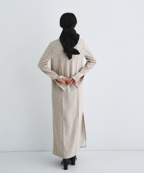 CODE A（コードエー）の「high neck jersey dress（ワンピース・レディース・ベージュ/チャコールグレー/ホワイト・00）」の13枚目の写真