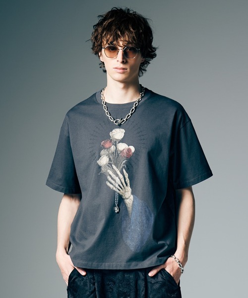 glamb(グラム)の「Prayer Charm T-Shirt / プレイヤーチャームTシャツ(Tシャツ/カットソー・メンズ・チャコール/ブラック・S/M/L)」の2枚目の写真