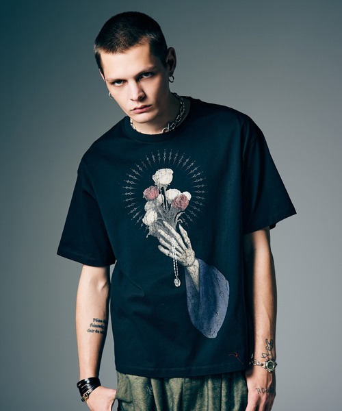 glamb(グラム)の「Prayer Charm T-Shirt / プレイヤーチャームTシャツ(Tシャツ/カットソー・メンズ・チャコール/ブラック・S/M/L)」の1枚目の写真