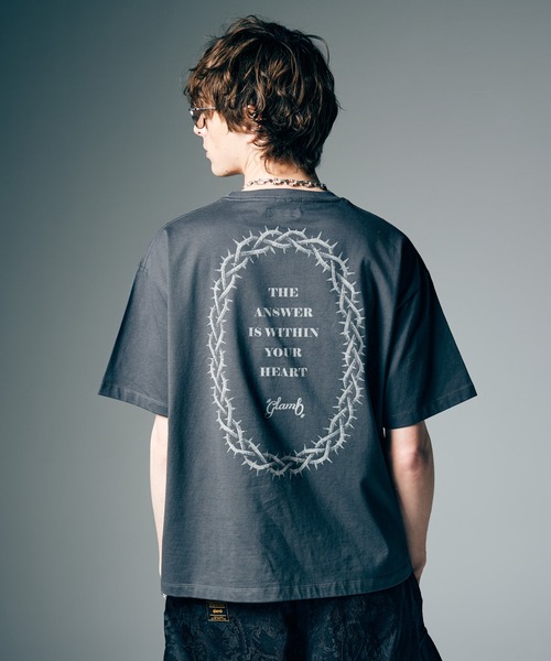 glamb(グラム)の「Prayer Charm T-Shirt / プレイヤーチャームTシャツ(Tシャツ/カットソー・メンズ・チャコール/ブラック・S/M/L)」の8枚目の写真