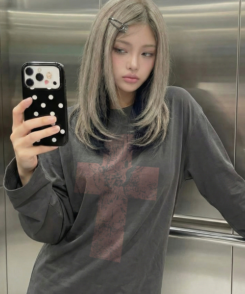 GRAVER（グレーバー）の「[ユニセックス]エンジェルクロス ロングスリーブTシャツ_3カラー（Tシャツ/カットソー・レディース・ブラック/チャコールグレー/ホワイト・MEDIUM/LARGE）」の6枚目の写真