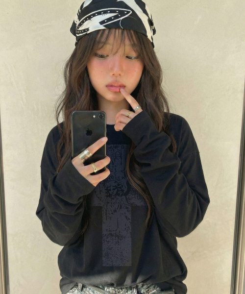 GRAVER（グレーバー）の「[ユニセックス]エンジェルクロス ロングスリーブTシャツ_3カラー（Tシャツ/カットソー・レディース・ブラック/チャコールグレー/ホワイト・MEDIUM/LARGE）」の7枚目の写真
