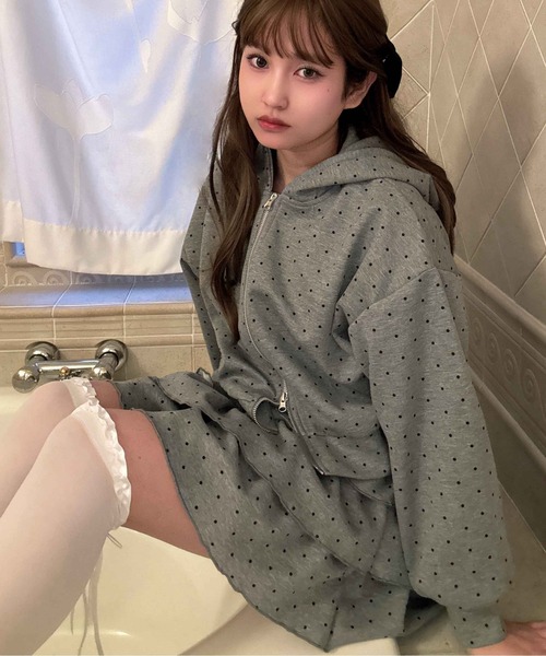 AS KNOW AS plus（アズノゥアズプラス）の「〇アソート柄ジップパーカー(花柄・ドット・ビジュー）セットアップ対応（パーカー・レディース・ブラック系/アイボリー系/グレー系・FREE）」の2枚目の写真