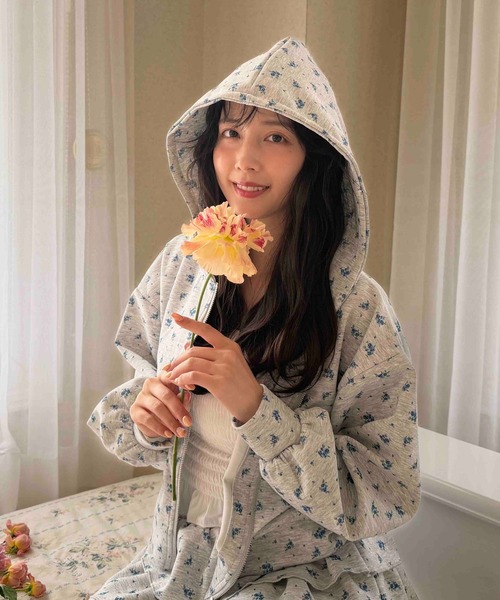 AS KNOW AS plus（アズノゥアズプラス）の「〇アソート柄ジップパーカー(花柄・ドット・ビジュー）セットアップ対応（パーカー・レディース・ブラック系/アイボリー系/グレー系・FREE）」の3枚目の写真