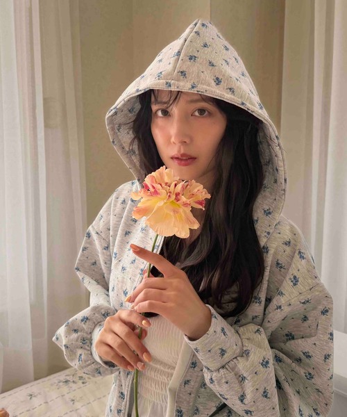 AS KNOW AS plus（アズノゥアズプラス）の「〇アソート柄ジップパーカー(花柄・ドット・ビジュー）セットアップ対応（パーカー・レディース・ブラック系/アイボリー系/グレー系・FREE）」の4枚目の写真